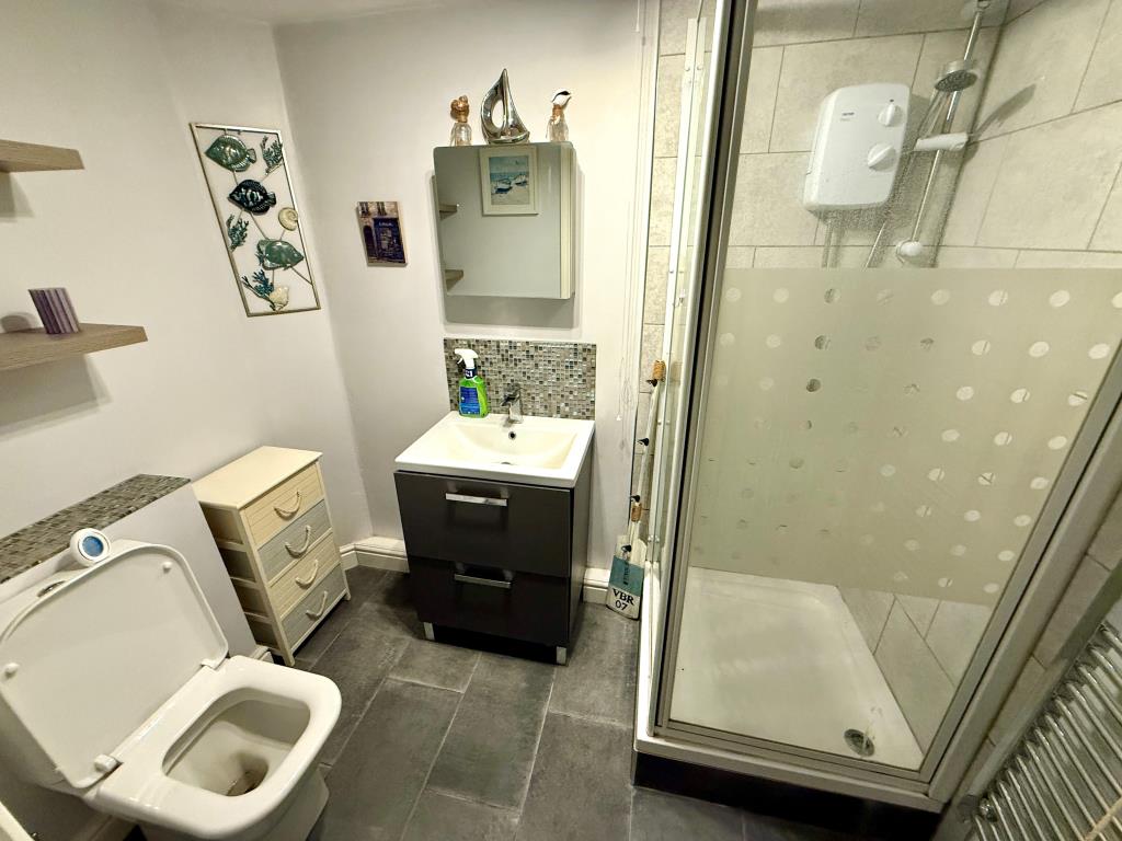 Lot: 119 - VACANT ONE-BEDROOM FLAT - Shower room with W.C.